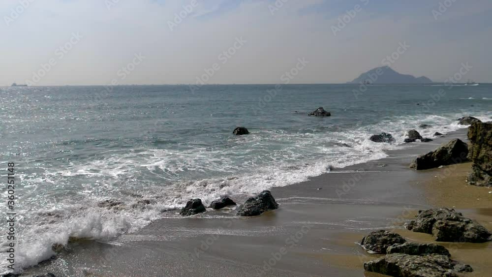 27547_Landscape_view_of_the_long_shoreline_of_the_beach.mov