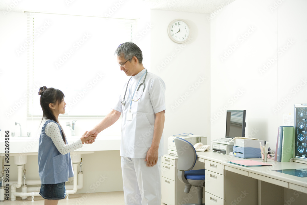 少女と医師の握手 少女と医師の握手