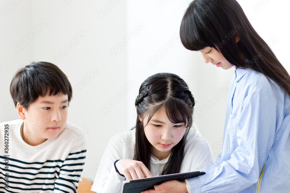 タブレットPCを見る小学生 タブレットPCを見る小学生