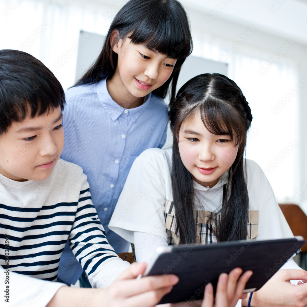 タブレットPCを使って勉強する小学生 タブレットPCを使って勉強する小学生