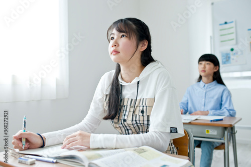 授業を受ける小学生 photo