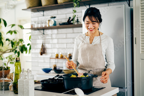 料理をする40代日本人女性 photo