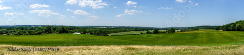 Fotografie A panoramic view of The Berkshire Countryside as seem from Nuntide Hill in Reading, UK