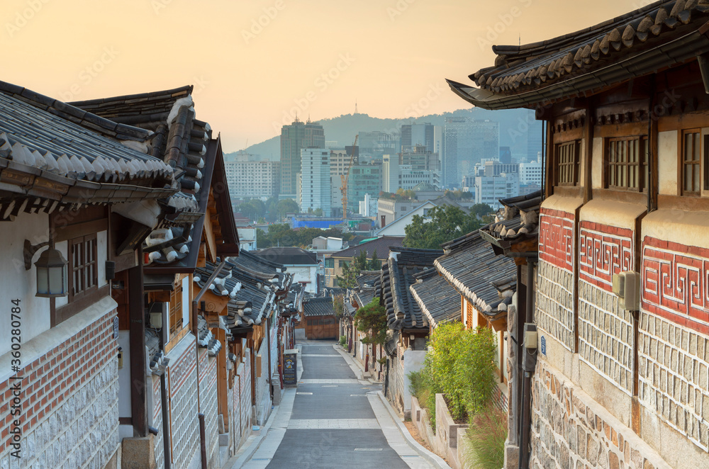 Foto de Traditional houses in Bukchon Hanok village at sunrise, Seoul ...