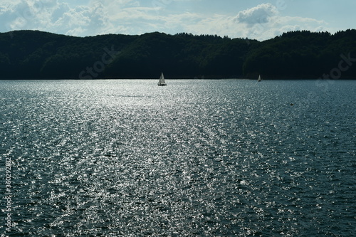 Fototapeta Naklejka Na Ścianę i Meble -  Żaglówki na jeziorze w Solinie.