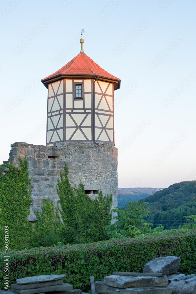 Antiker Turm einer Burgruine in Maienfels, Deutschland