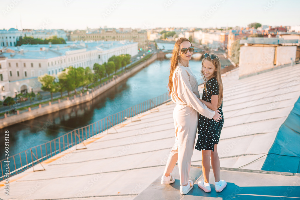 Φωτογραφία Family on rooftop enjoying with view of beautiful sunset in Sankt Petersburg in