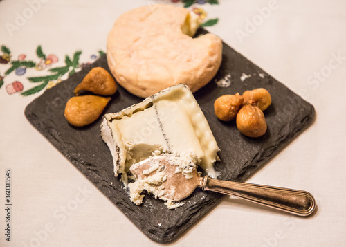 Φωτογραφία Cheese Black stone Platter and Fruit on tablecloth