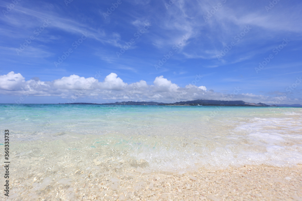 南国沖縄の紺碧の空と夏雲