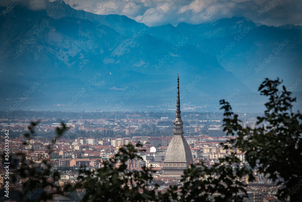 panorama dall'alto di Torino con la Mole Antonelliana in primo piano