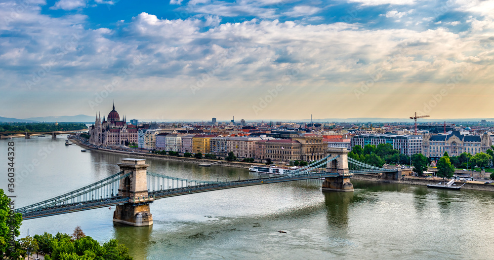 Fototapeta premium Panorama of Budapest with the chain bridge over the Danube in the foreground