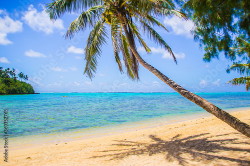 Fototapeta Naklejka Na Ścianę i Meble -  Rarotonga stunning beautiful beaches, white sand, clear turquoise water, blue lagoons, Cook islands, Pacific islands