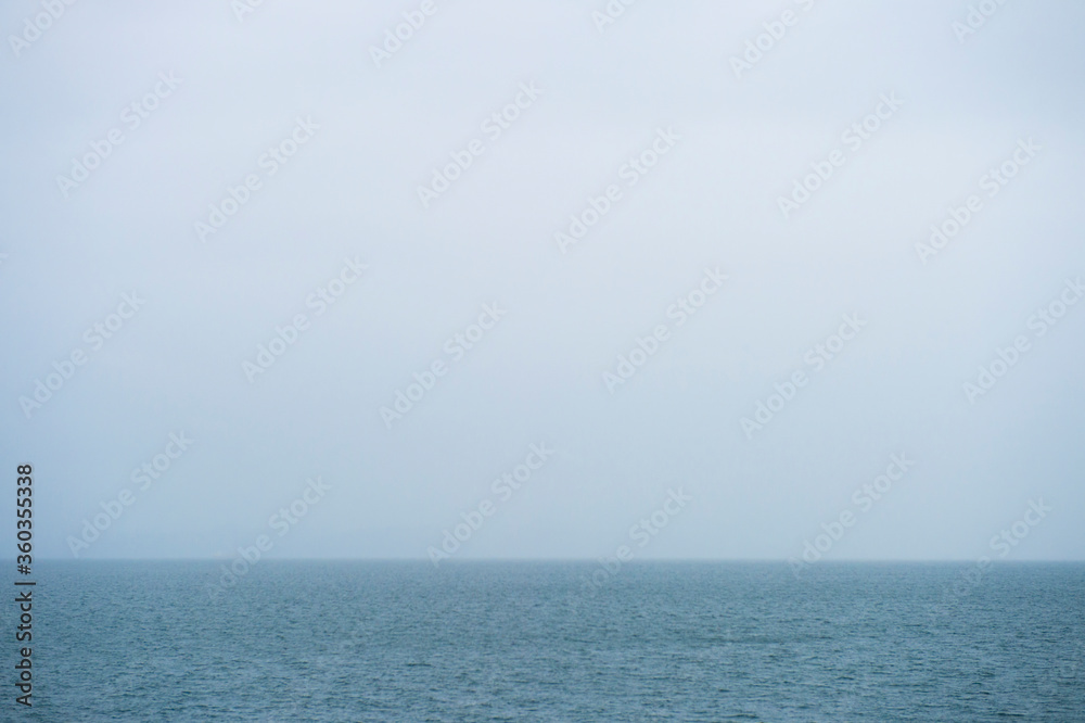雨の日の海と水平線 雨の日の海と水平線
