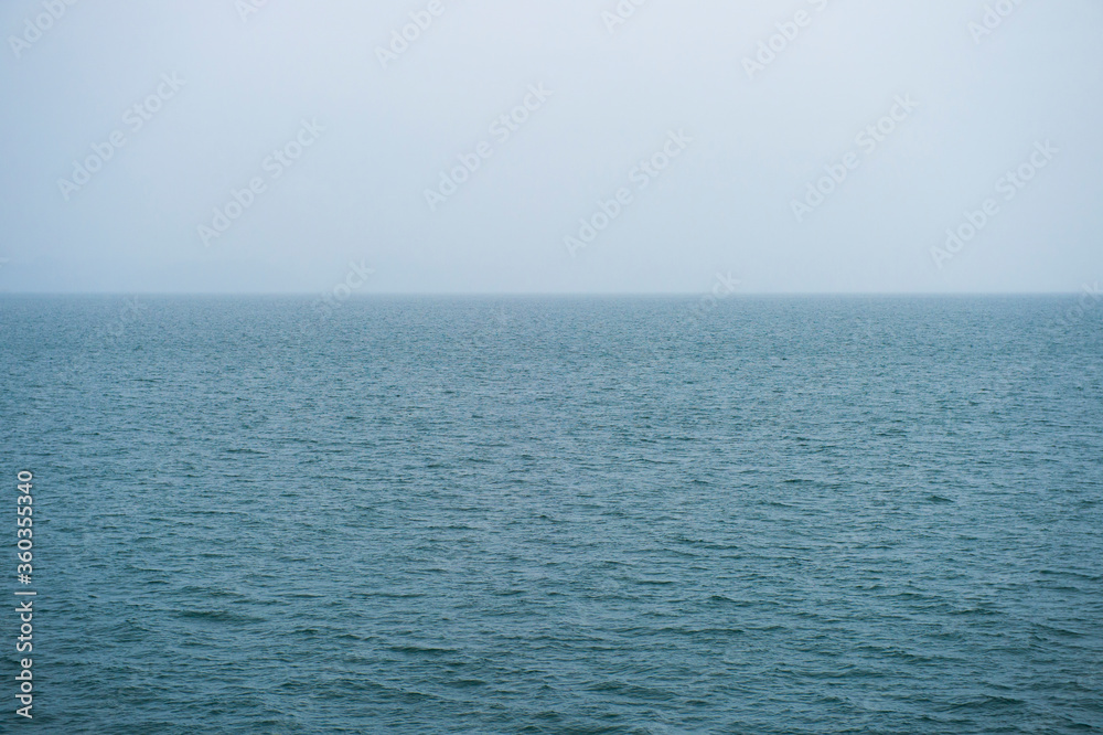 雨の日の海と水平線 雨の日の海と水平線