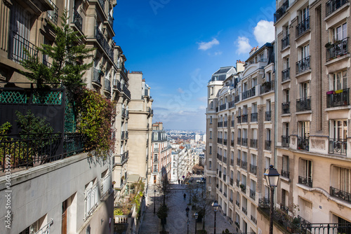 Fototapeta Naklejka Na Ścianę i Meble -  The steep pedestrian streets of the famous Montmartre neighborhood in Paris