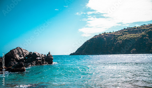Playa solitaria sin gente, oleaje tranquilo 