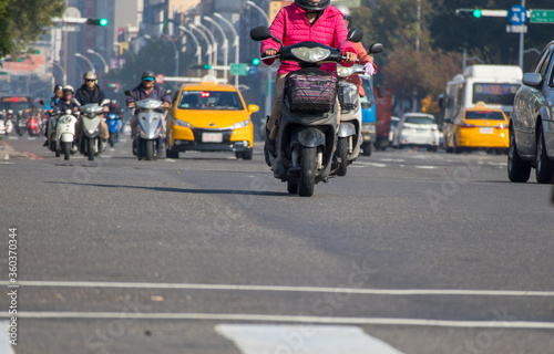 主要な移動手段として利用されるオートバイがたくさん行き交う台湾の街