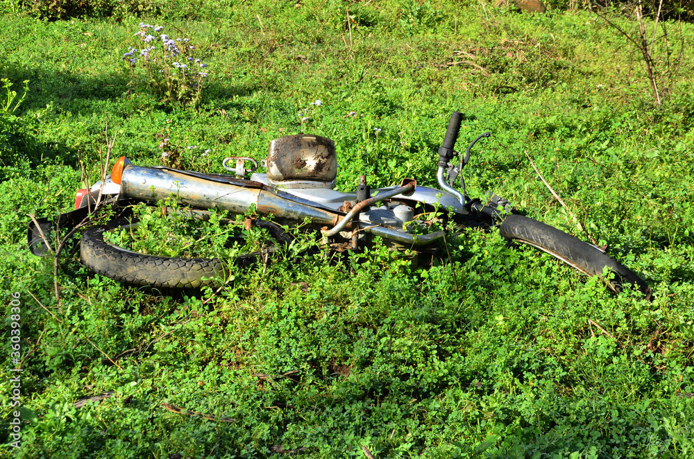 Naklejka premium Scrap Bike In An Abandoned Land