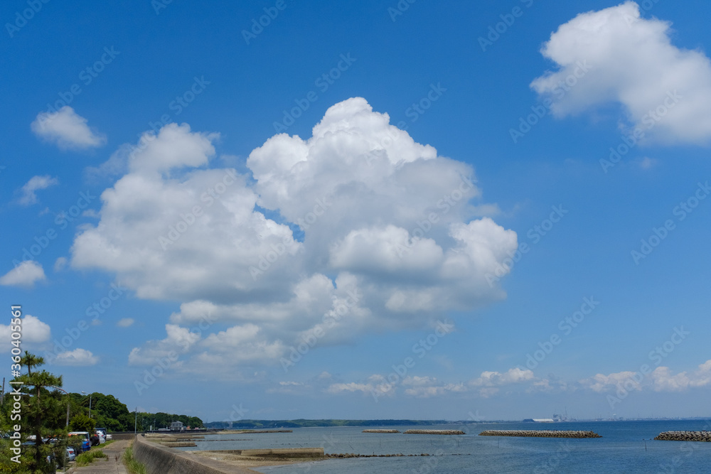 知多半島の夏 青い海と大きな白い雲のある風景 知多半島の夏 青い海と大きな白い雲のある風景