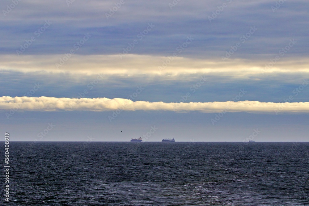 Zwei Schiffe am Horizont