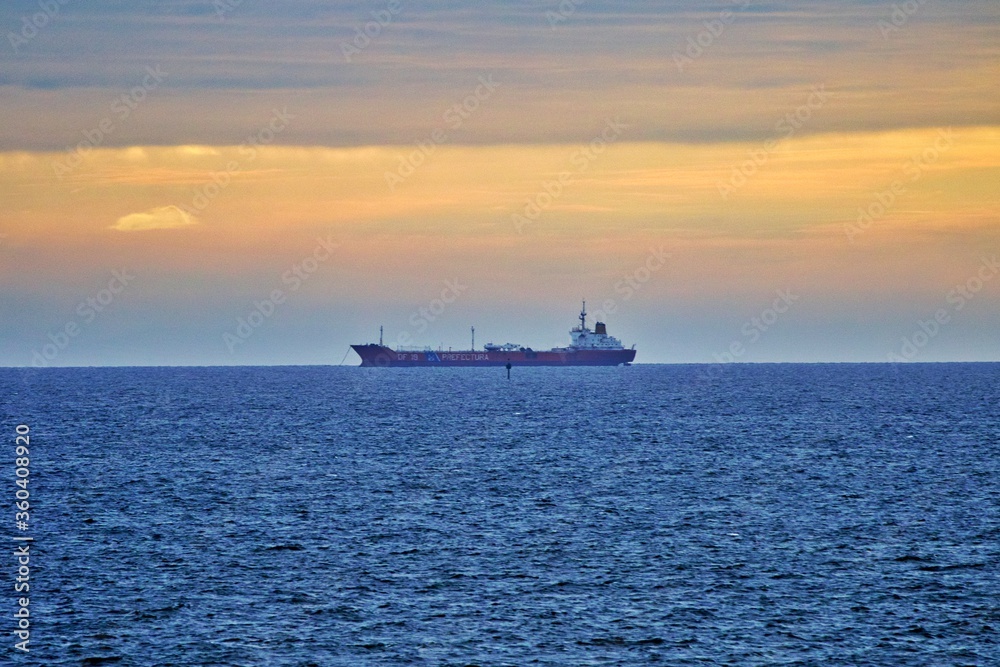 Frachtschiff am Horizont