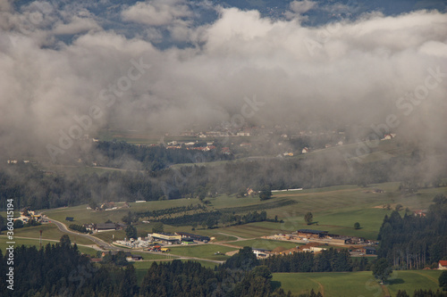 Widok na dolin   przez chmury