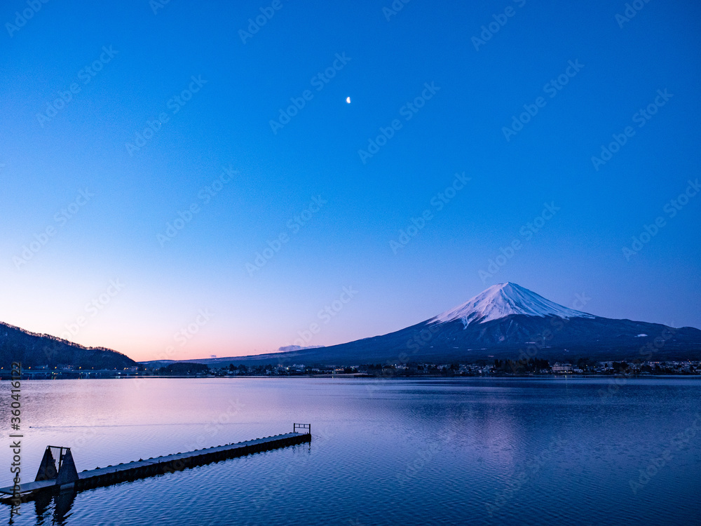 河口湖から望む朝焼けの富士山
