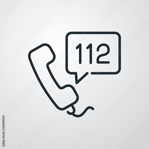 Concepto llamada de emergencia. Icono plano lineal auricular de teléfono con número 112 en burbuja de habla en fondo gris