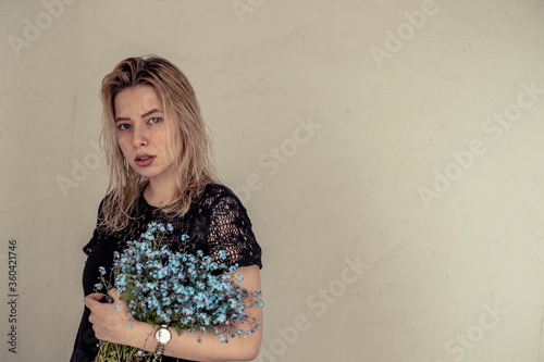 girl with white hair with the flower in hands