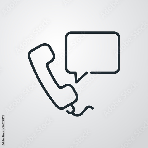 Concepto comunicación telefónica. Icono plano lineal auricular de teléfono con burbuja de habla en fondo gris