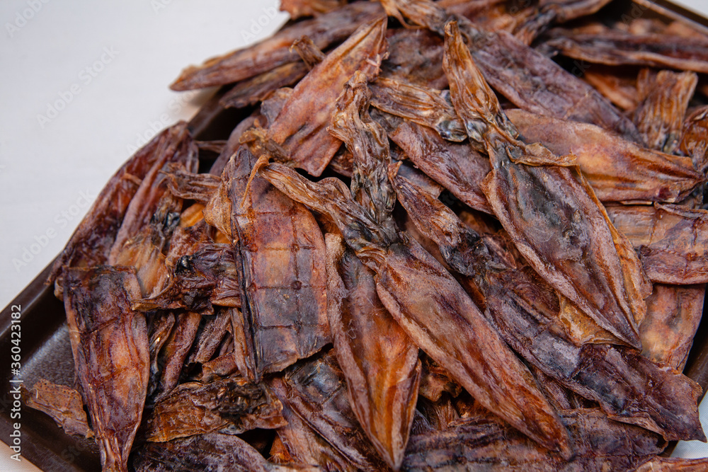 Dried squid is a food preservation that has long been Use salt and sunlight to keep for a long time. It also gives a special delicious flavor different from the original. Dried squid is a food preservation that has long been Use salt and sunlight to keep for a long time. It also gives a special delicious flavor different from the original.