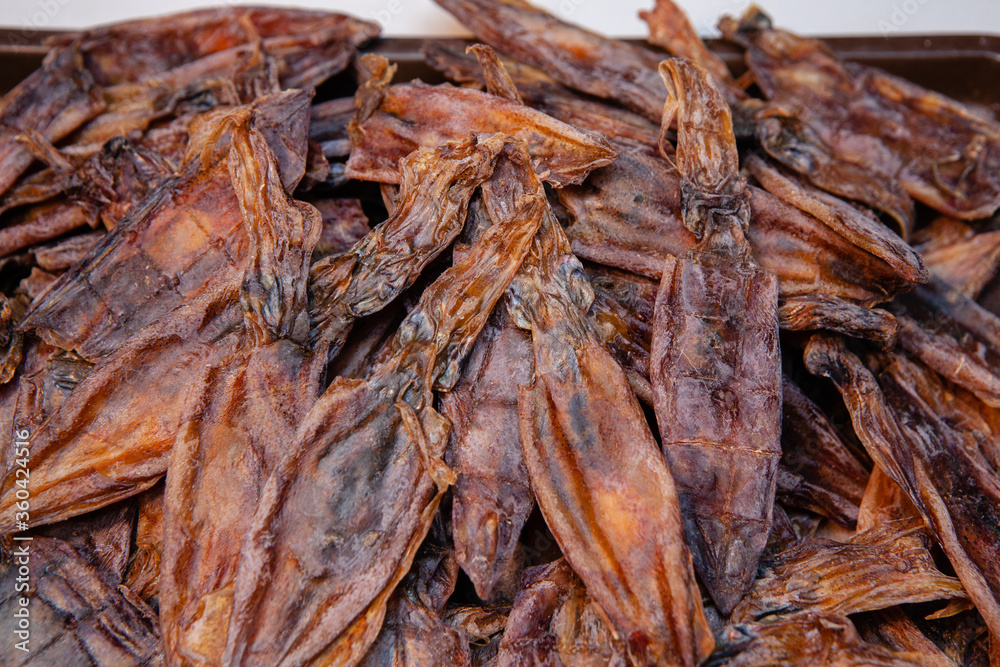 Dried squid is a food preservation that has long been Use salt and sunlight to keep for a long time. It also gives a special delicious flavor different from the original.