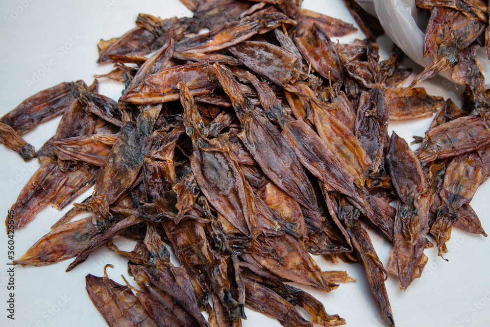 Dried squid is a food preservation that has long been Use salt and sunlight to keep for a long time. It also gives a special delicious flavor different from the original. Dried squid is a food preservation that has long been Use salt and sunlight to keep for a long time. It also gives a special delicious flavor different from the original.