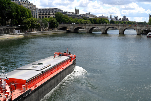 Photo Long barge on the Seine river in Paris