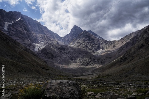 Fototapeta Naklejka Na Ścianę i Meble -  Stunning mountain views from a hiking trail in Cajun Del Maipu, Chile