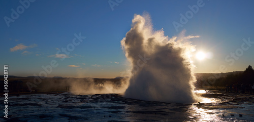 Geysir geothermal water steam explosion eruption
