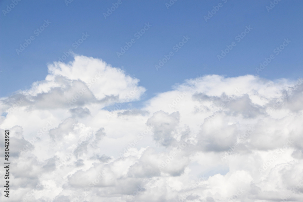 Obraz premium Blue sky and bright white clouds