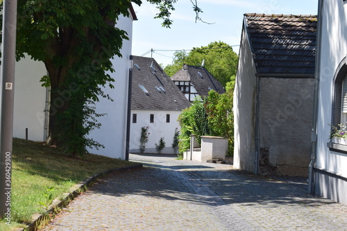 enge Straße in Münstermaifeld photo