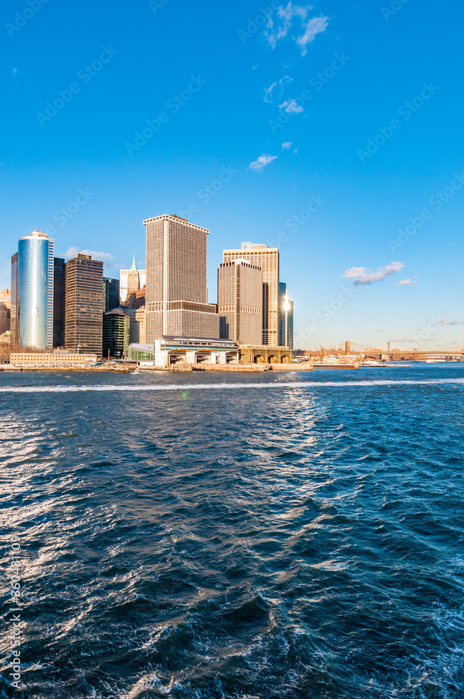 Obraz premium Manhattan from the River in New York, United States.