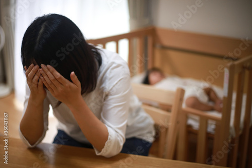 Foto 子育てに悩む母親