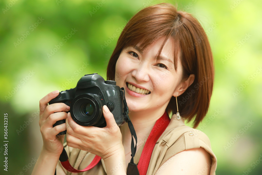 写真を撮る女性 写真を撮る女性