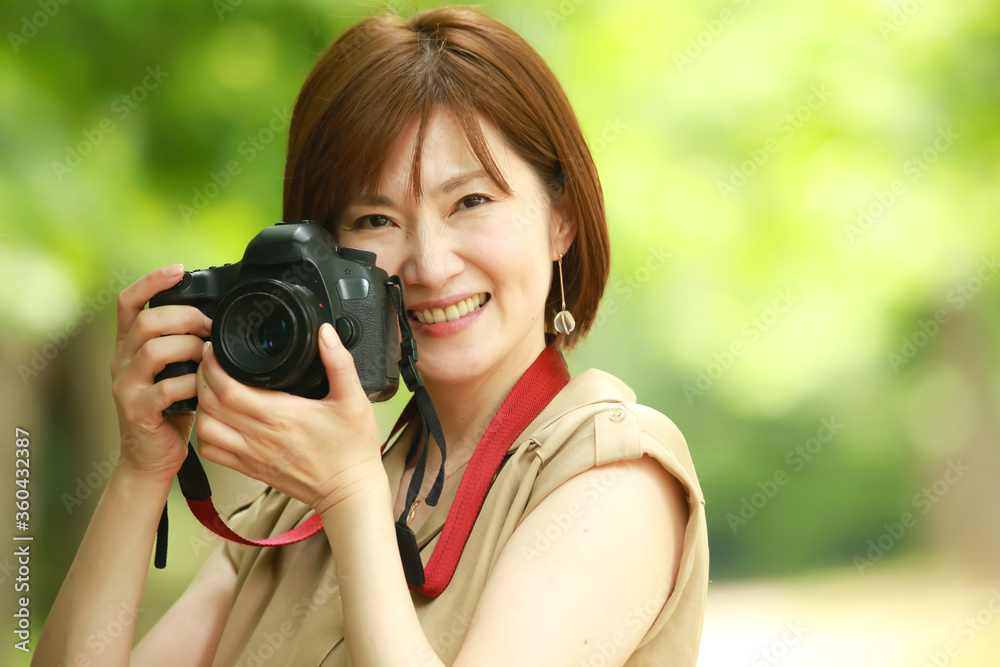 写真を撮る女性 写真を撮る女性