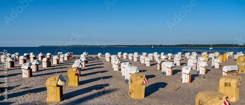 Viele Strandk  rbe in Reihen am Strand von Travem  nde an der Ostsee.