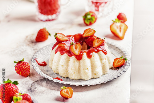 Grieß Pudding mit Erdbeeren