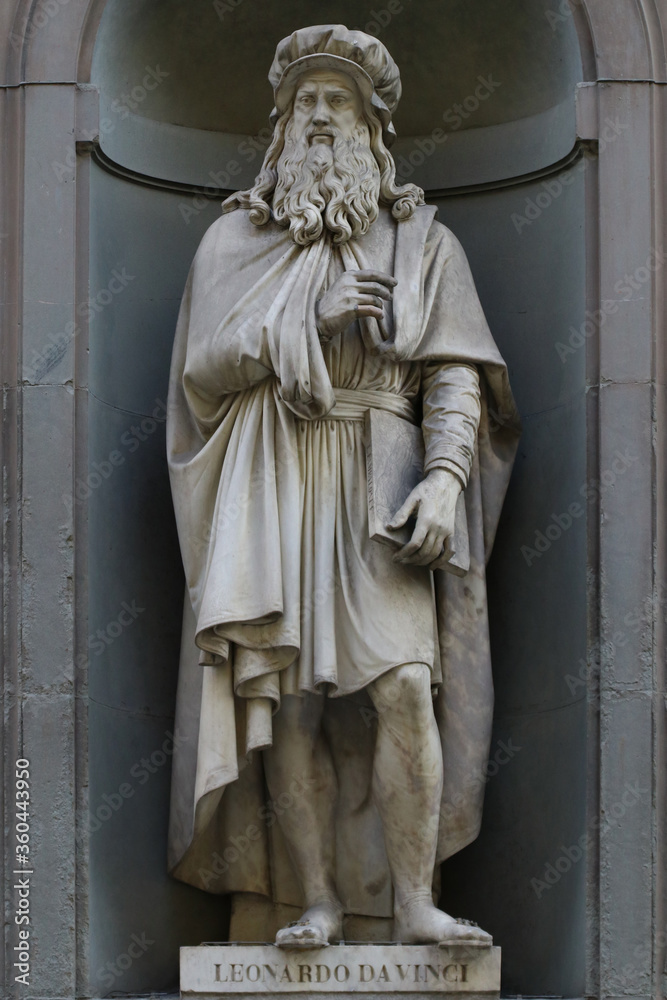 Fototapeta premium Statue of Leonardo Da Vinci outdoor the Uffizi museum, famous touristic place, Florence, Italy