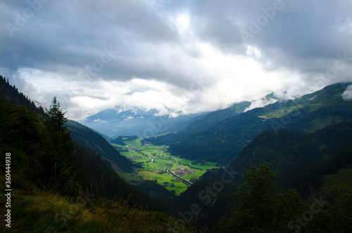 Veduta sulla valle, Alpi © Kristina