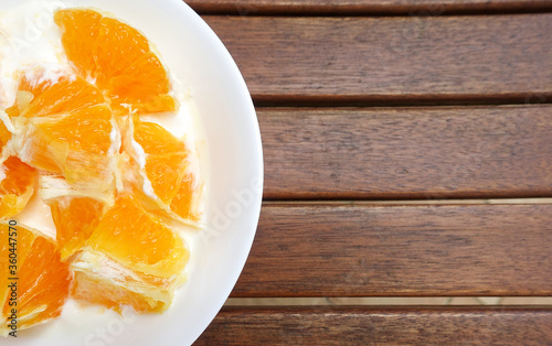 Dietetyczny deser z pomarańczami i jogurtem
