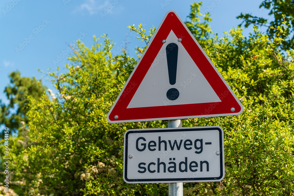 Ein Verkehrsschild Achtung Gehwerschäden Ein Verkehrsschild Achtung Gehwerschäden