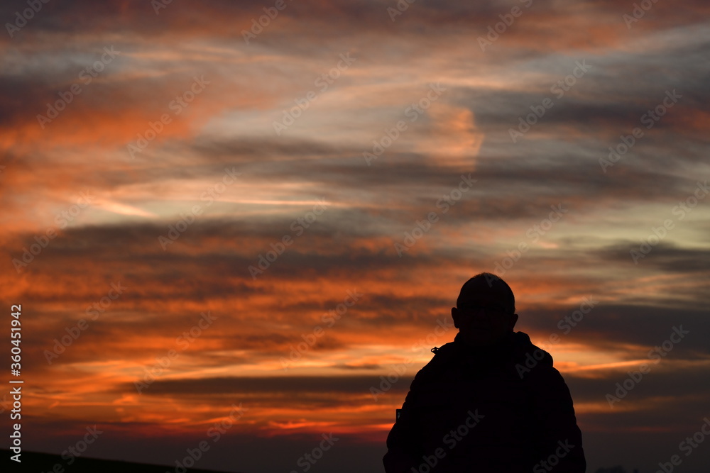 Mann bewundert das schöne Abendrot