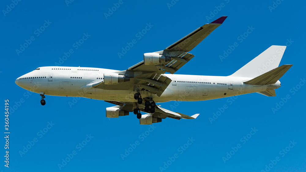 Obraz premium White plane in the sky